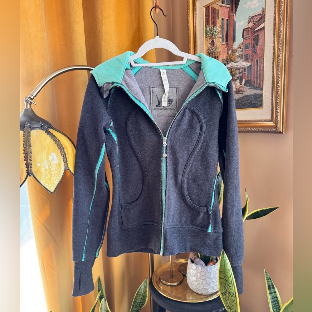 Lululemon Size 8 Limited Edition Scuba Hoodie in Gray and Teal. Mint condition.